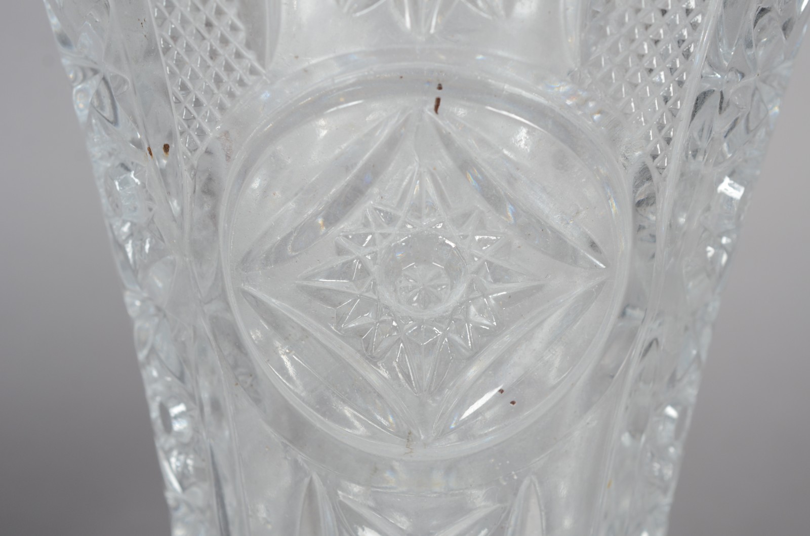Duas jarras para flores, sendo uma de cristal lapidado e outra vidro... - foto 3 de 7