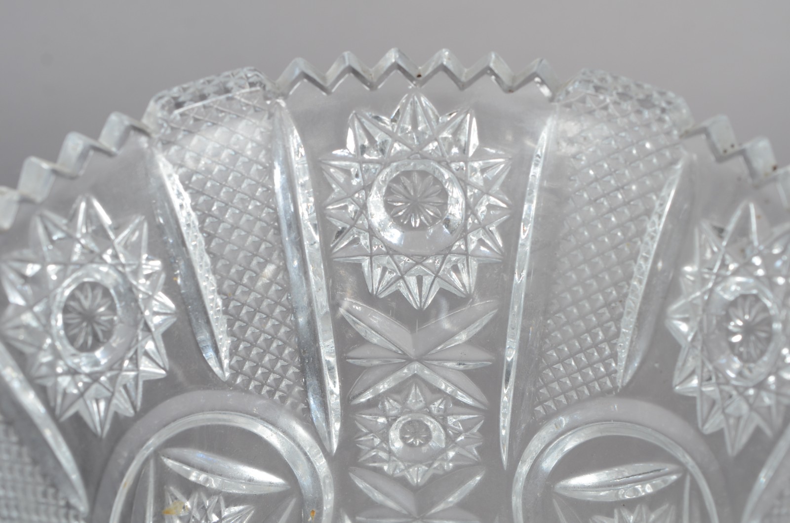 Duas jarras para flores, sendo uma de cristal lapidado e outra vidro... - foto 4 de 7