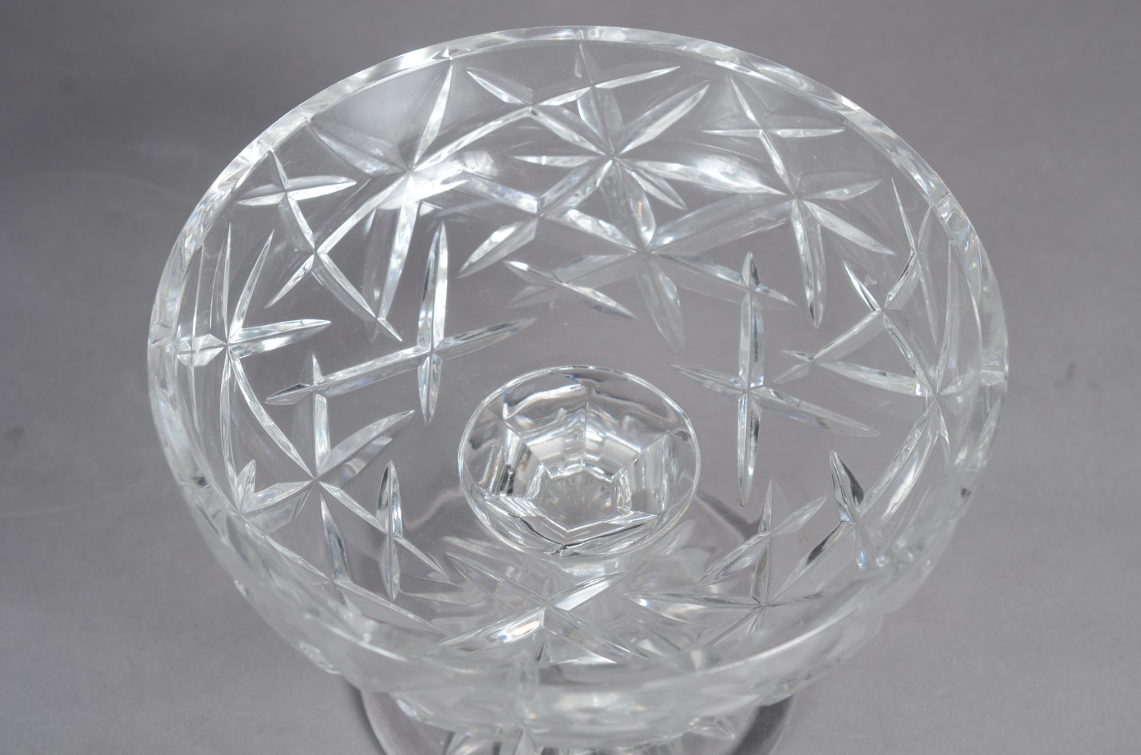Duas fruteiras de cristal, sendo uma com pé de metal. - foto 3 de 9