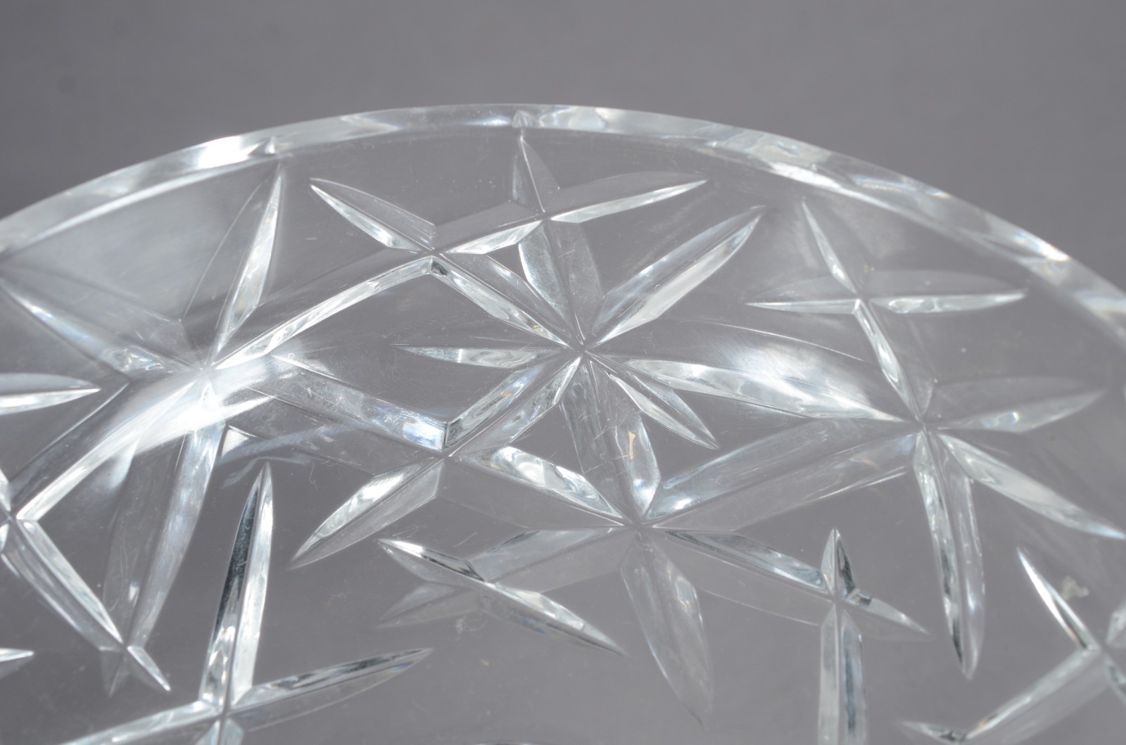 Duas fruteiras de cristal, sendo uma com pé de metal. - foto 6 de 9