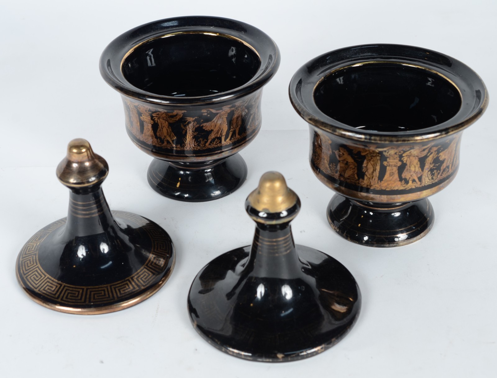 Par de bombonieres de porcelana preta com detalhes em dourados, tampa... - foto 4 de 7