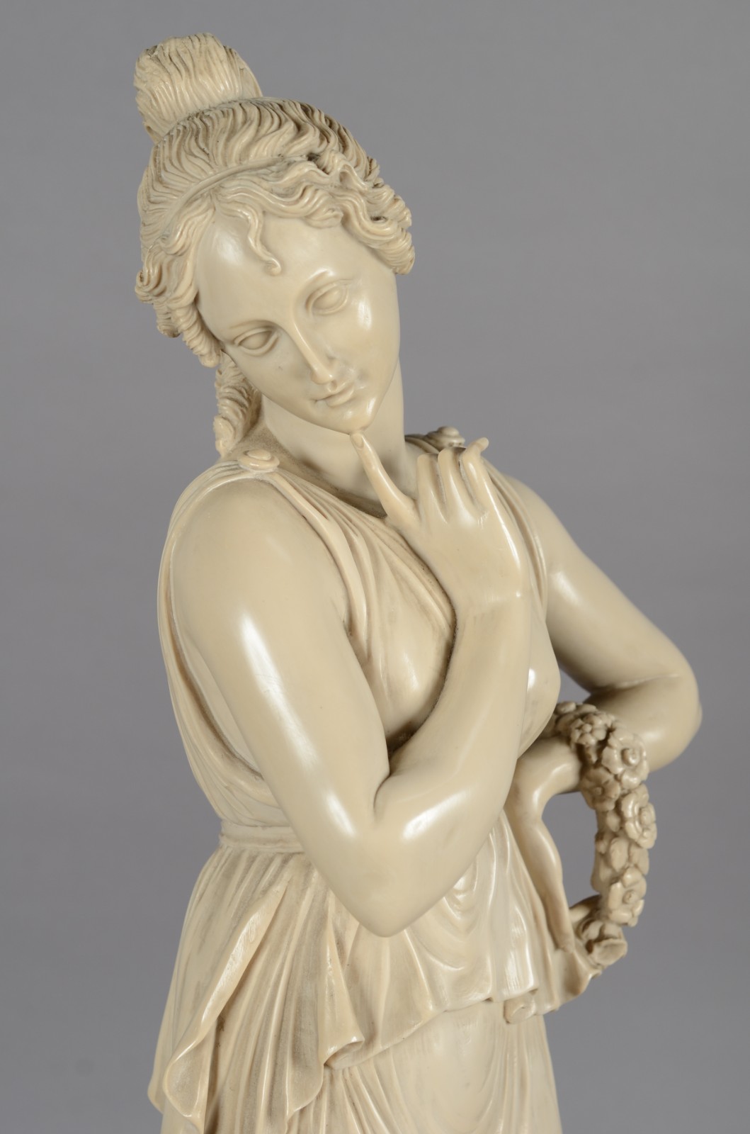 Estatueta de resina representando figura feminina com guirlanda... - foto 2 de 6