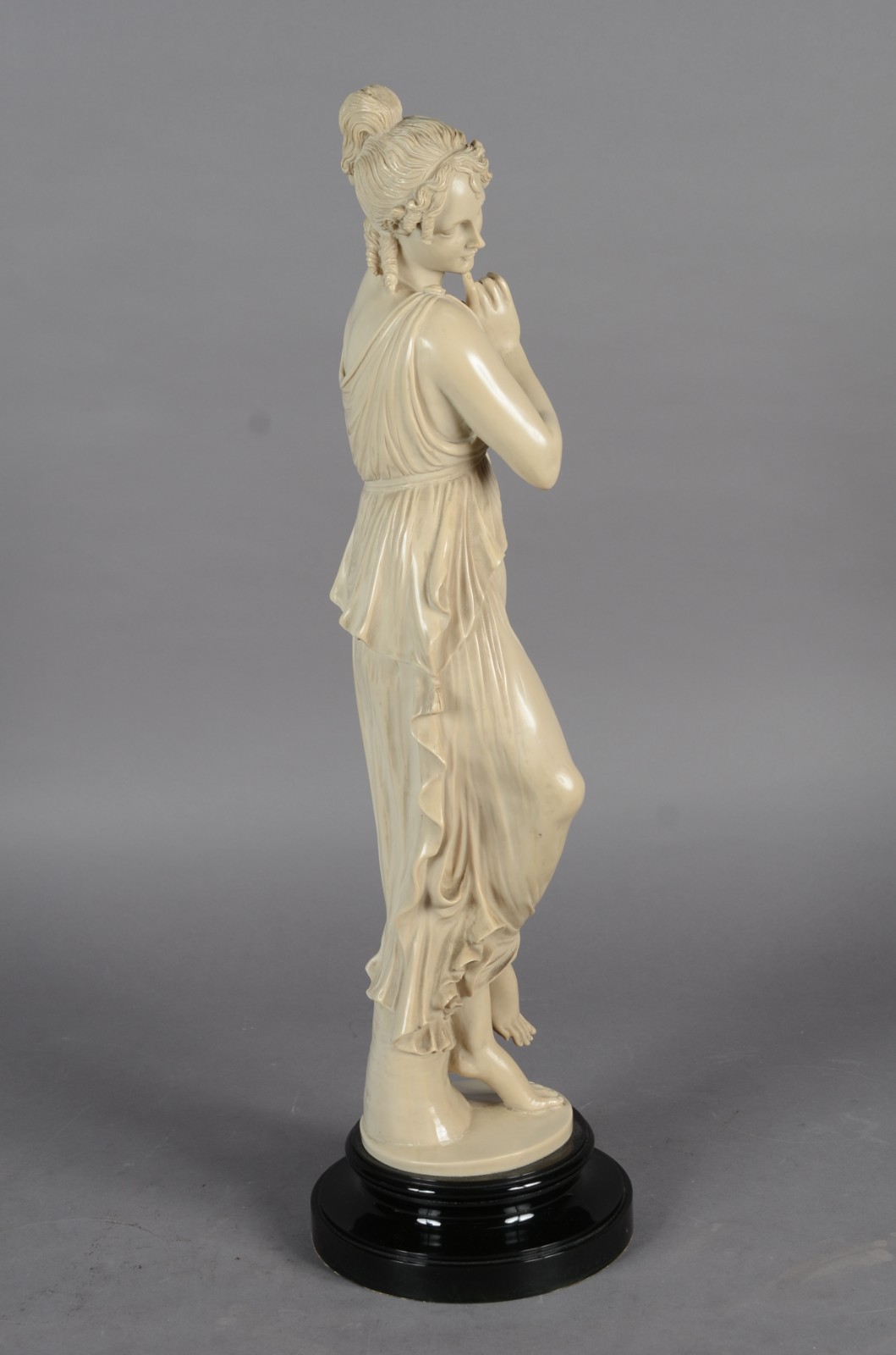 Estatueta de resina representando figura feminina com guirlanda... - foto 3 de 6