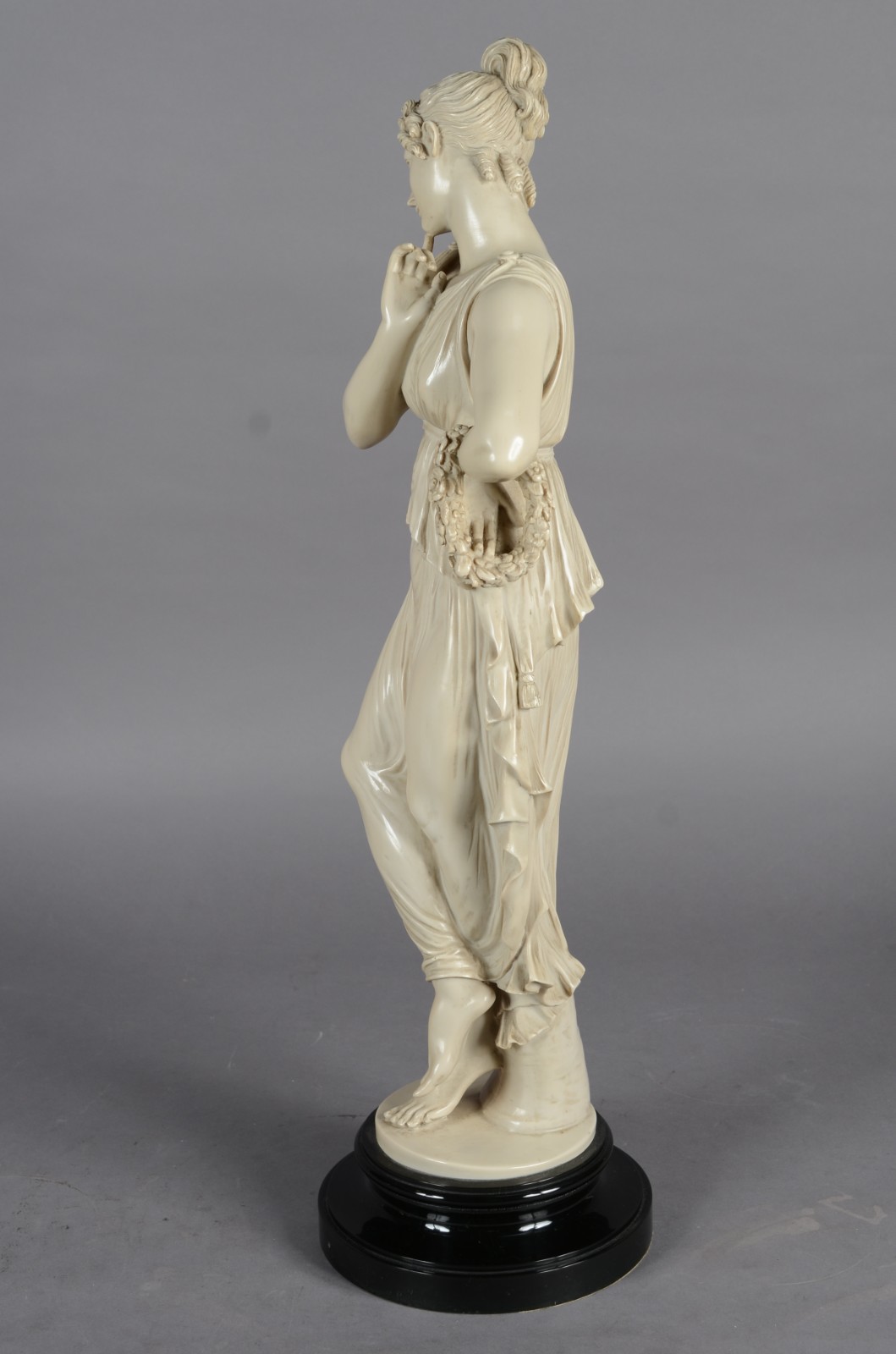 Estatueta de resina representando figura feminina com guirlanda... - foto 4 de 6