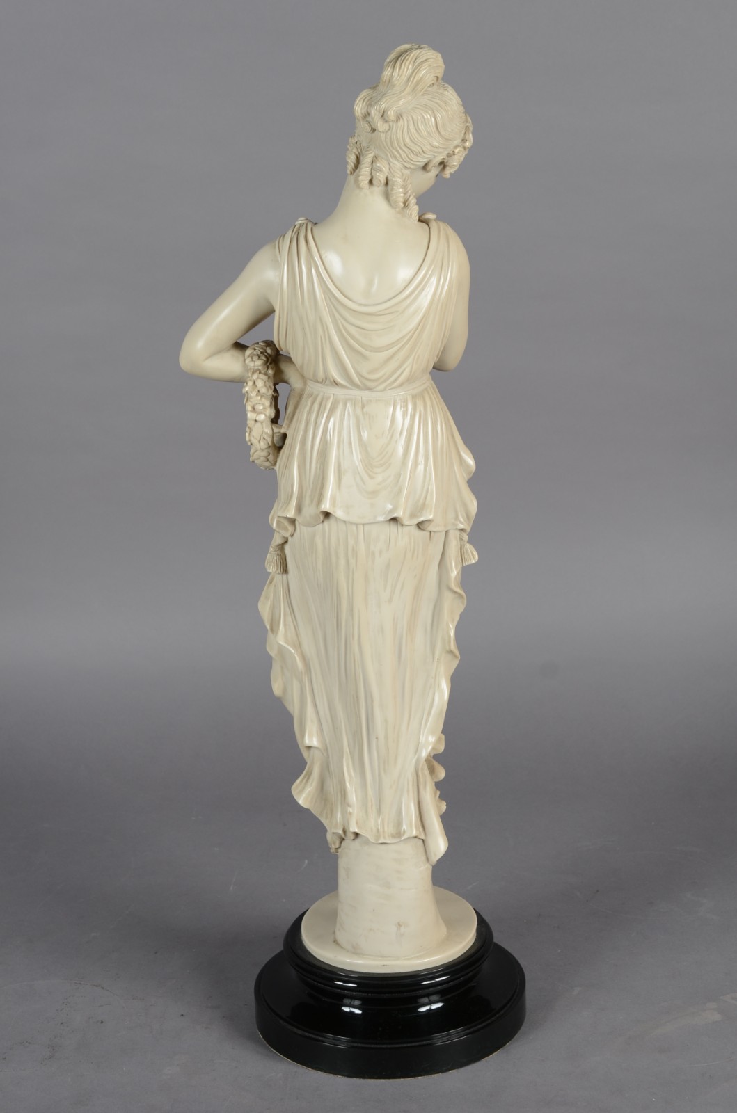 Estatueta de resina representando figura feminina com guirlanda... - foto 5 de 6