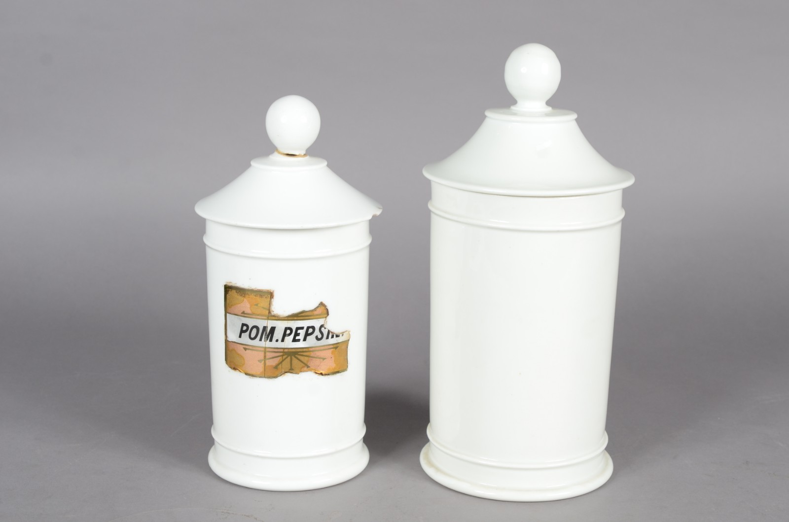 Dois potes de farmácia de porcelana branca, um deles com resquício de... - foto 1 de 7