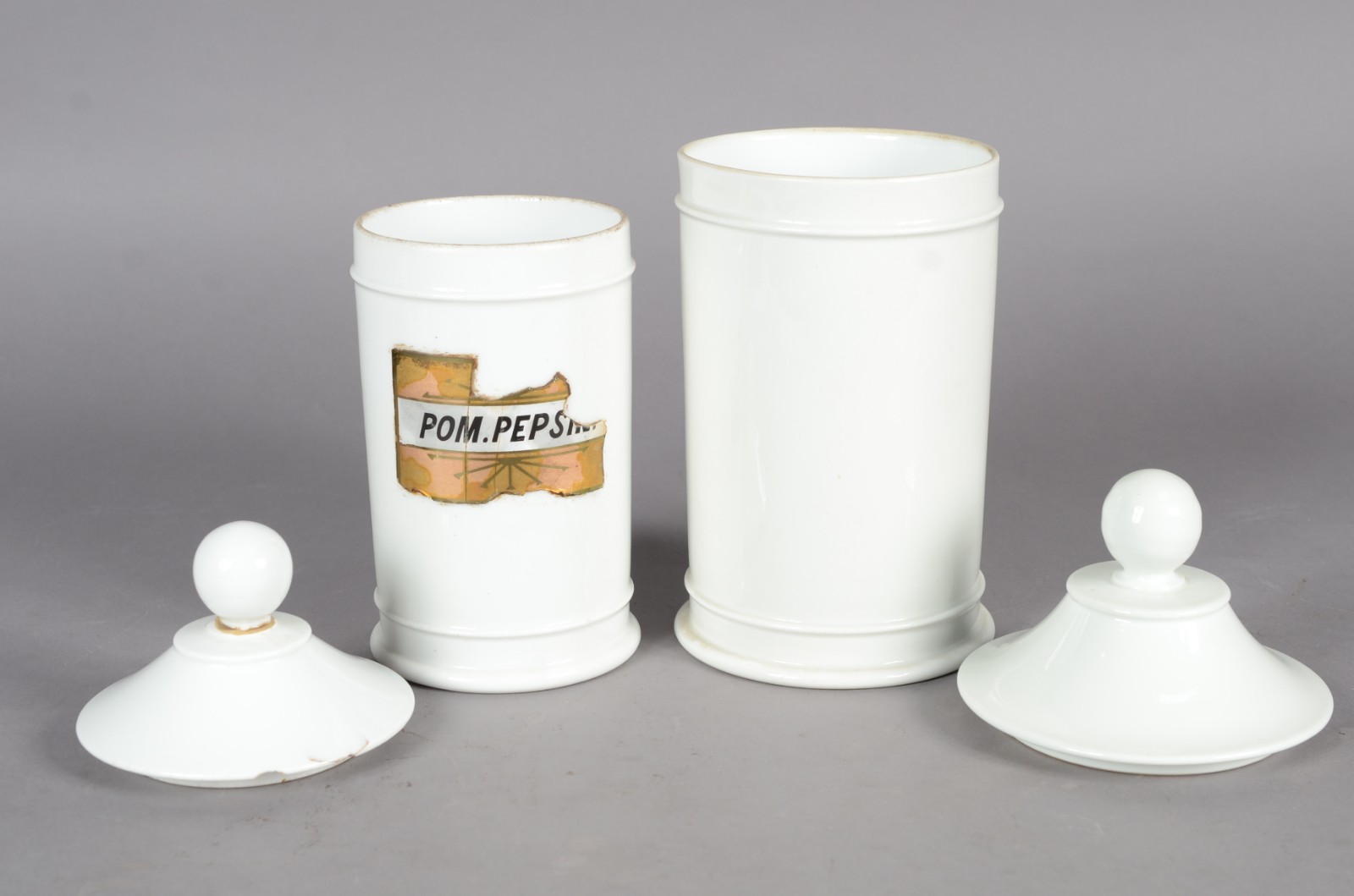Dois potes de farmácia de porcelana branca, um deles com resquício de... - foto 2 de 7