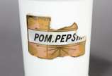 Dois potes de farmácia de porcelana branca, um ... - Dois potes de farmácia de porcelana branca, um deles com resquício de inscrição do remédio (tampa com pega colada e bicados).