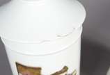 Dois potes de farmácia de porcelana branca, um ... - Dois potes de farmácia de porcelana branca, um deles com resquício de inscrição do remédio (tampa com pega colada e bicados).