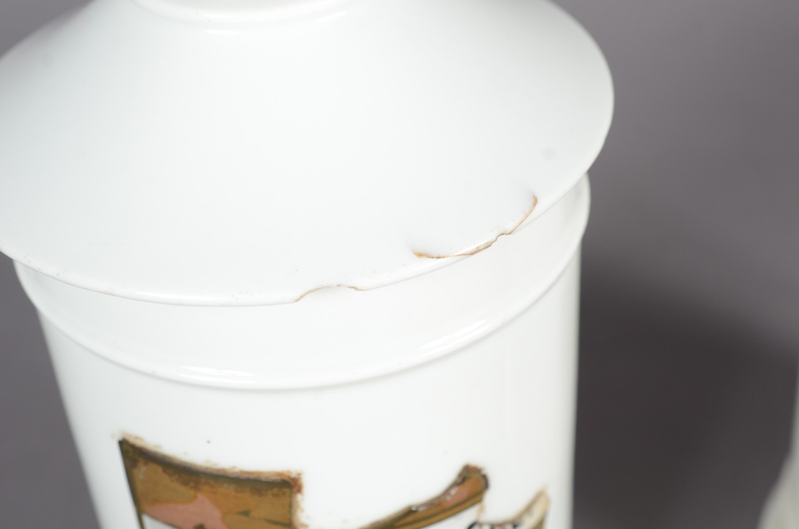 Dois potes de farmácia de porcelana branca, um deles com resquício de... - foto 4 de 7
