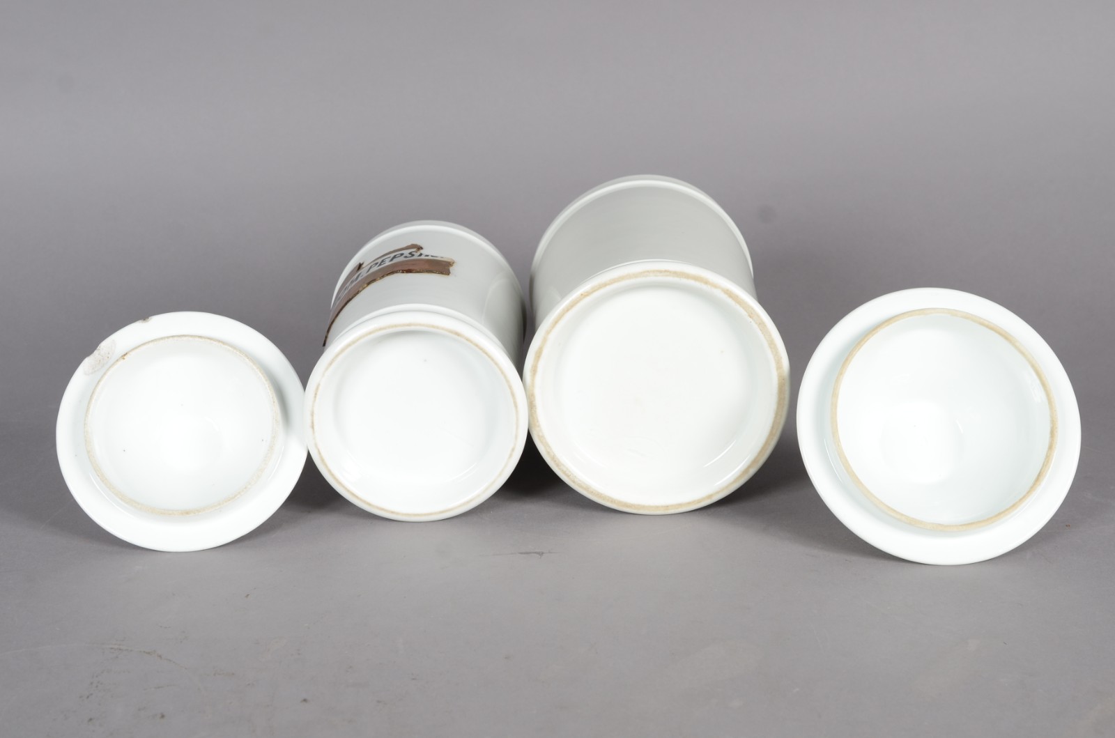 Dois potes de farmácia de porcelana branca, um deles com resquício de... - foto 5 de 7