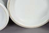 Dois potes de farmácia de porcelana branca, um ... - Dois potes de farmácia de porcelana branca, um deles com resquício de inscrição do remédio (tampa com pega colada e bicados).