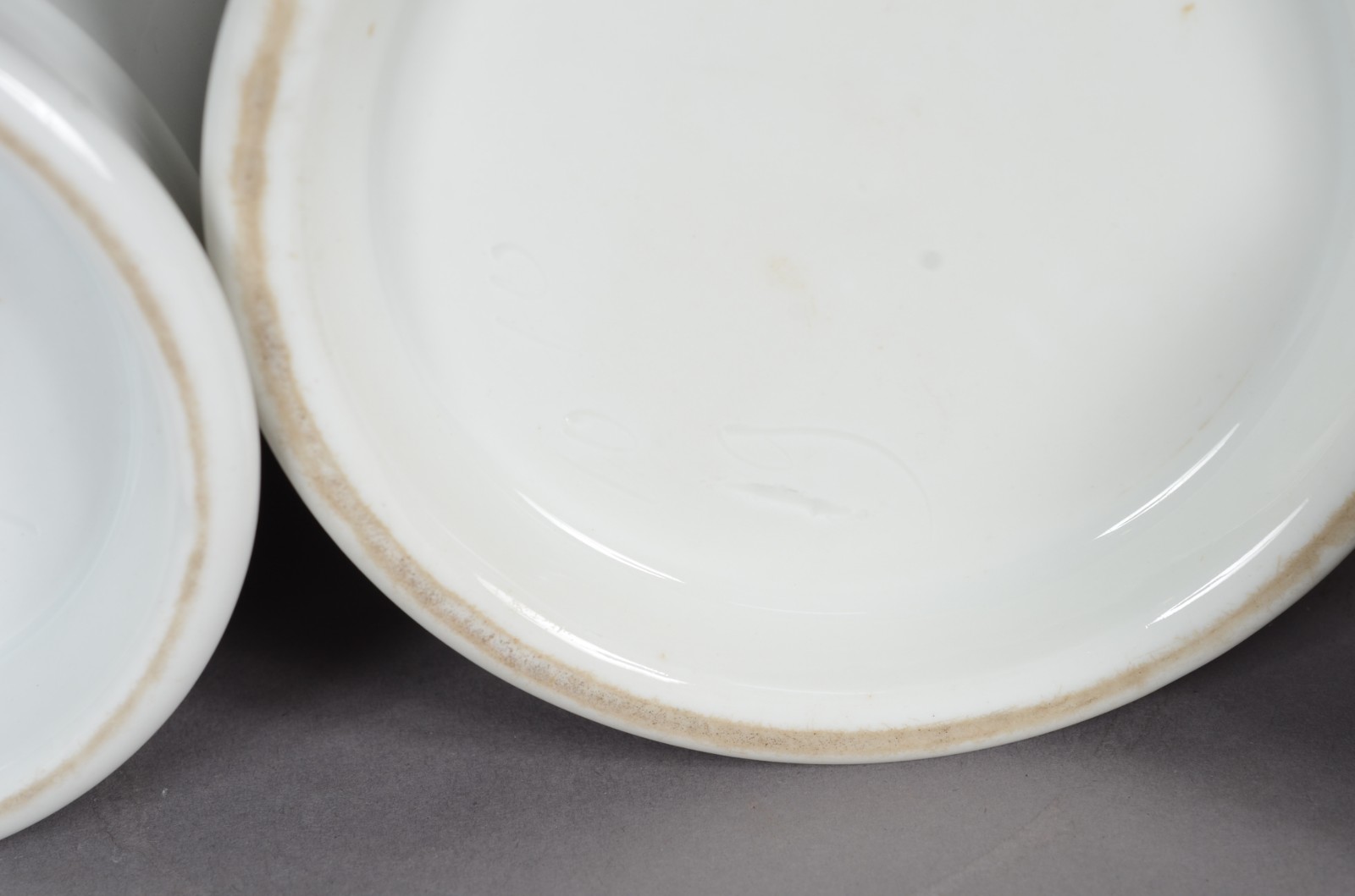 Dois potes de farmácia de porcelana branca, um deles com resquício de... - foto 6 de 7