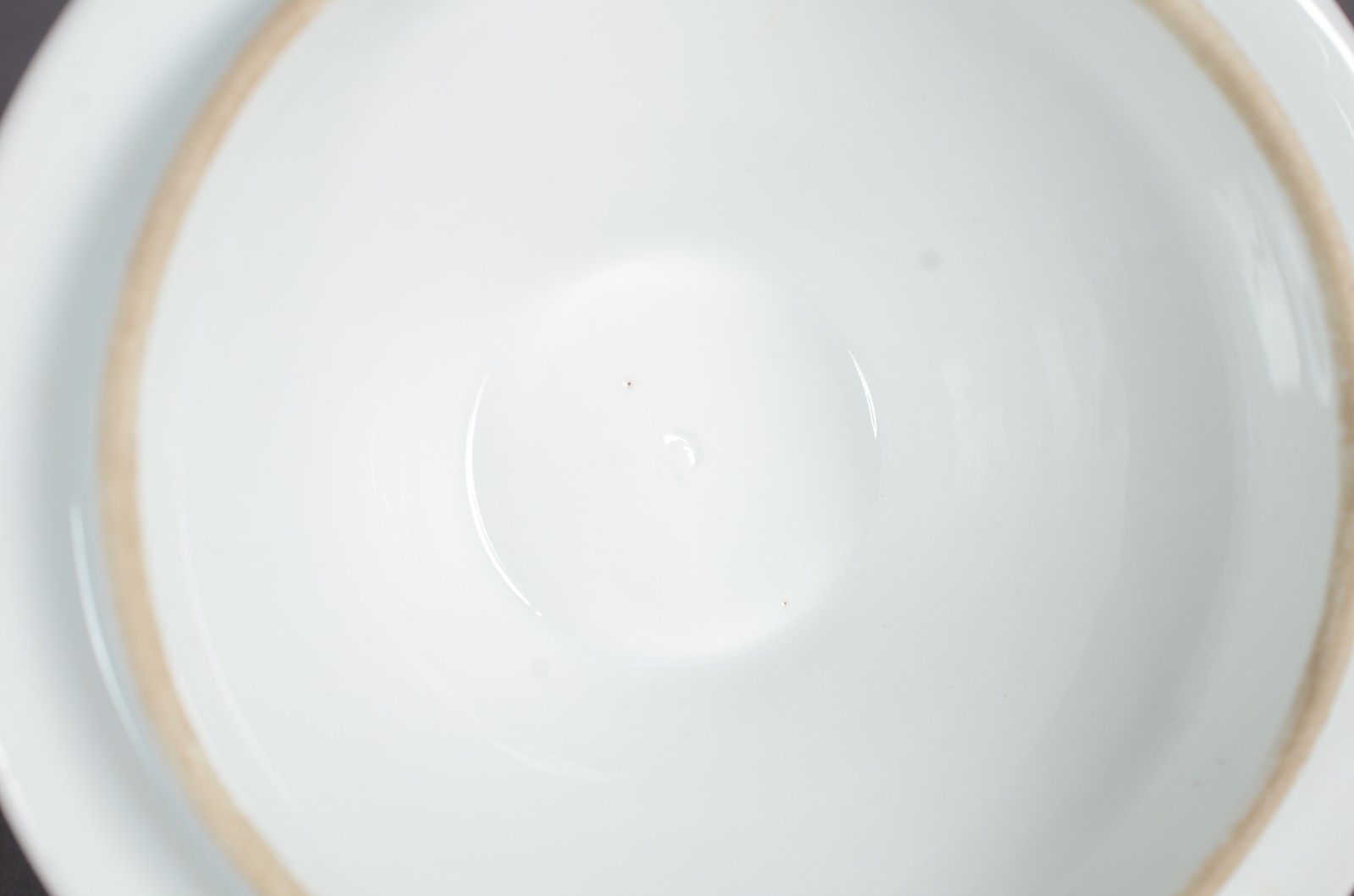 Dois potes de farmácia de porcelana branca, um deles com resquício de... - foto 7 de 7