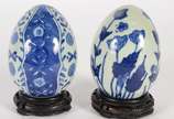 Duas pinhas de porcelana chinesa azul e branca. - Duas pinhas de porcelana chinesa azul e branca.