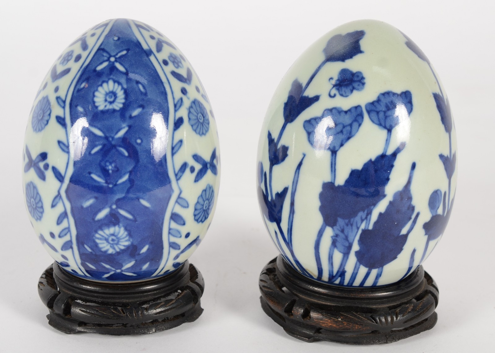 Duas pinhas de porcelana chinesa azul e branca. - foto 1 de 4