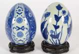 Duas pinhas de porcelana chinesa azul e branca. - Duas pinhas de porcelana chinesa azul e branca.