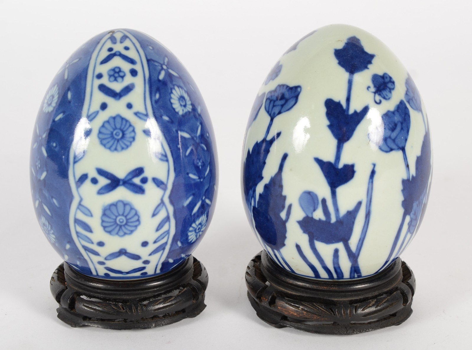 Duas pinhas de porcelana chinesa azul e branca. - foto 2 de 4