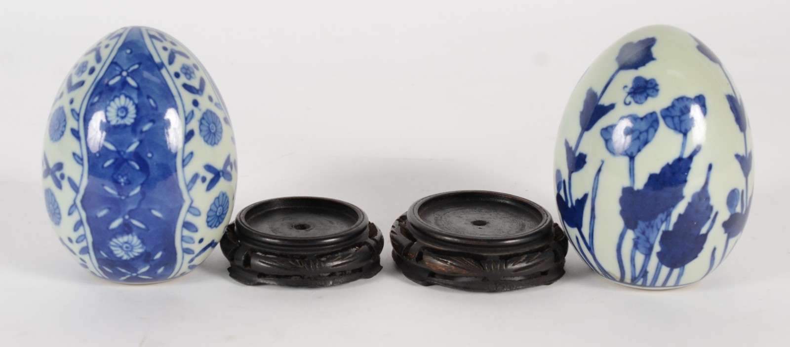 Duas pinhas de porcelana chinesa azul e branca. - foto 3 de 4
