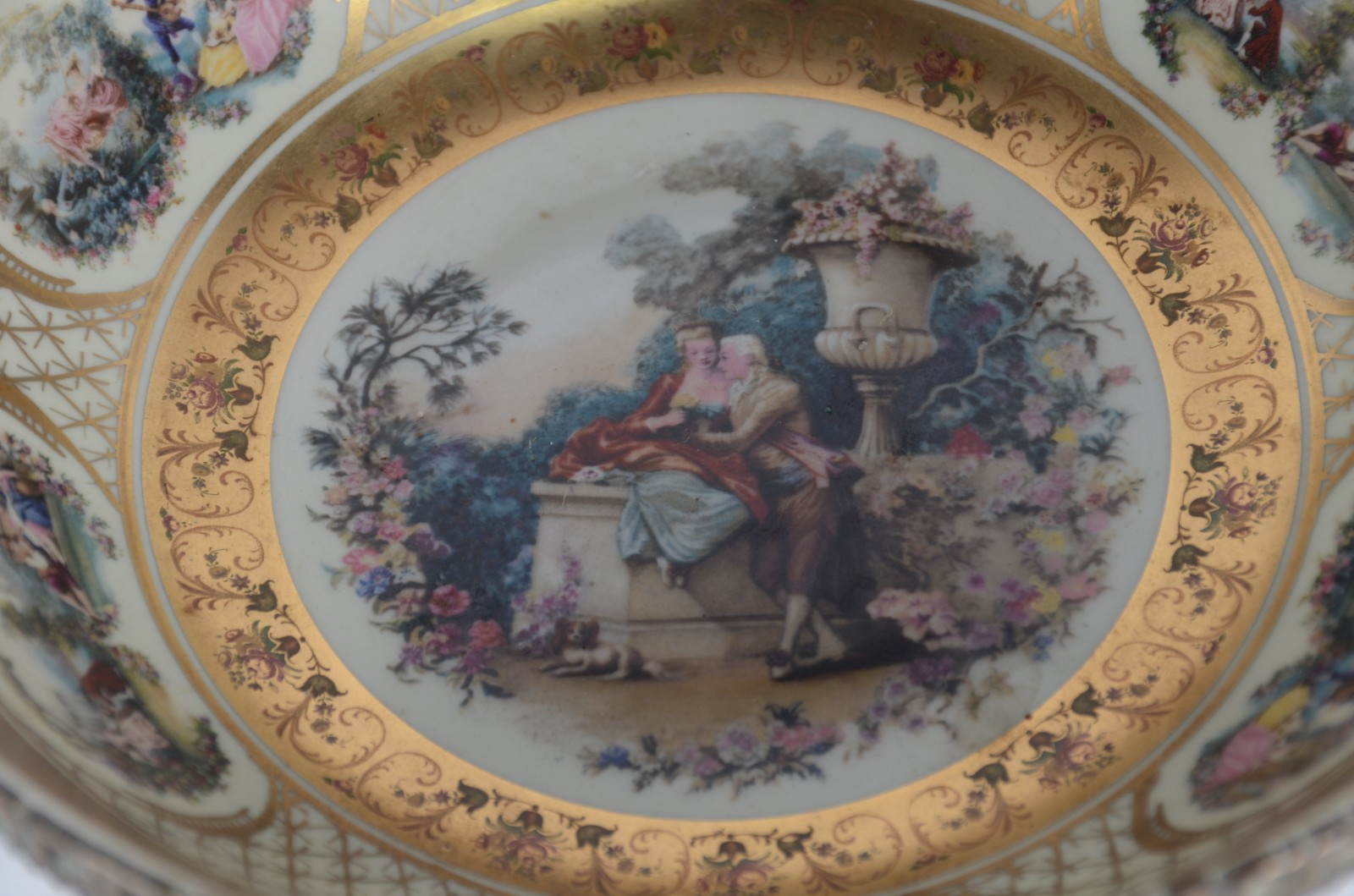 Centro de mesa de porcelana com cena galante em policromia e realces... - foto 3 de 10