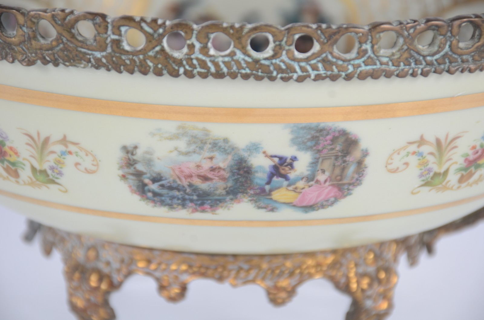 Centro de mesa de porcelana com cena galante em policromia e realces... - foto 6 de 10