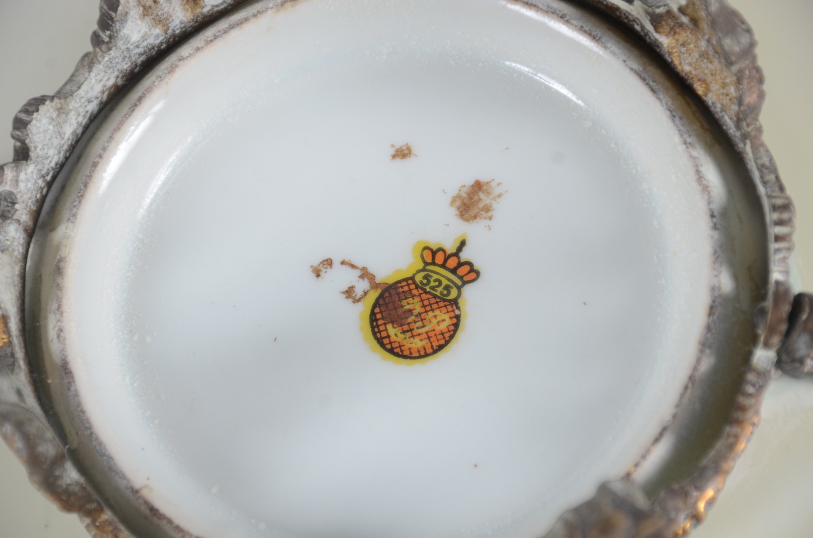 Centro de mesa de porcelana com cena galante em policromia e realces... - foto 10 de 10