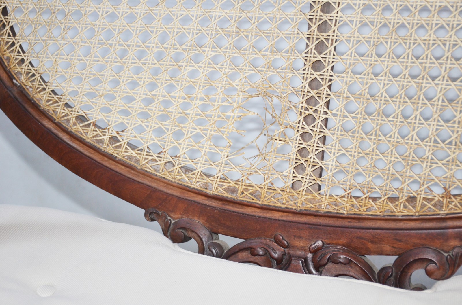 Sofá de madeira nobre com tres medalhões, detalhes com entalhes na... - foto 11 de 11