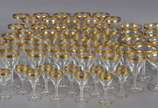 Serviço de cristal com borda dourada composto d... - Serviço de cristal com borda dourada composto de: 10 taças para vinho tinto, 10 taças para vinho branco, 12 para vinho do Porto, 11 para licor, ...