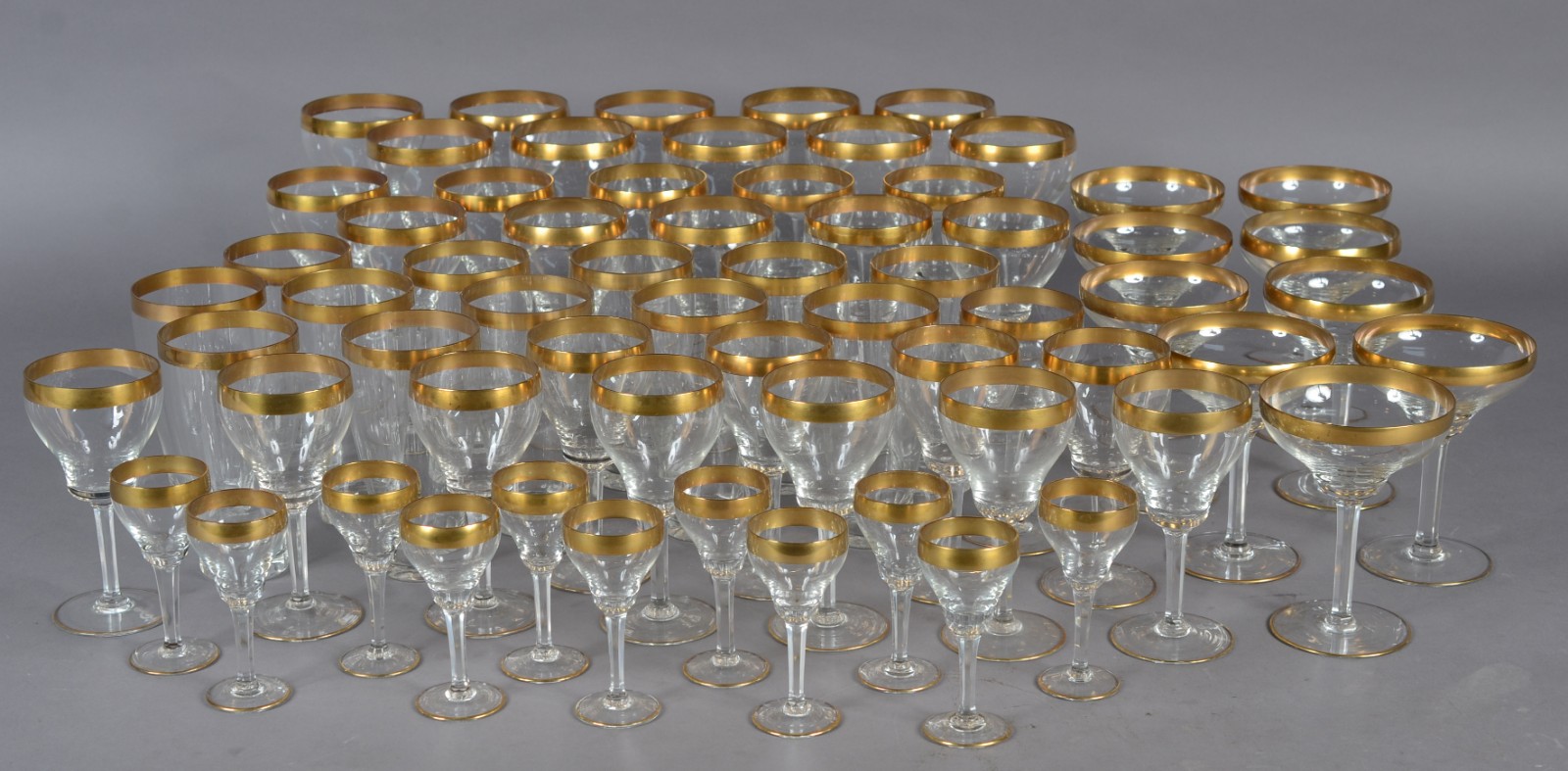 Serviço de cristal com borda dourada composto de: 10 taças para vinho... - foto 1 de 7