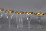 Serviço de cristal com borda dourada composto d... - Serviço de cristal com borda dourada composto de: 10 taças para vinho tinto, 10 taças para vinho branco, 12 para vinho do Porto, 11 para licor, ...