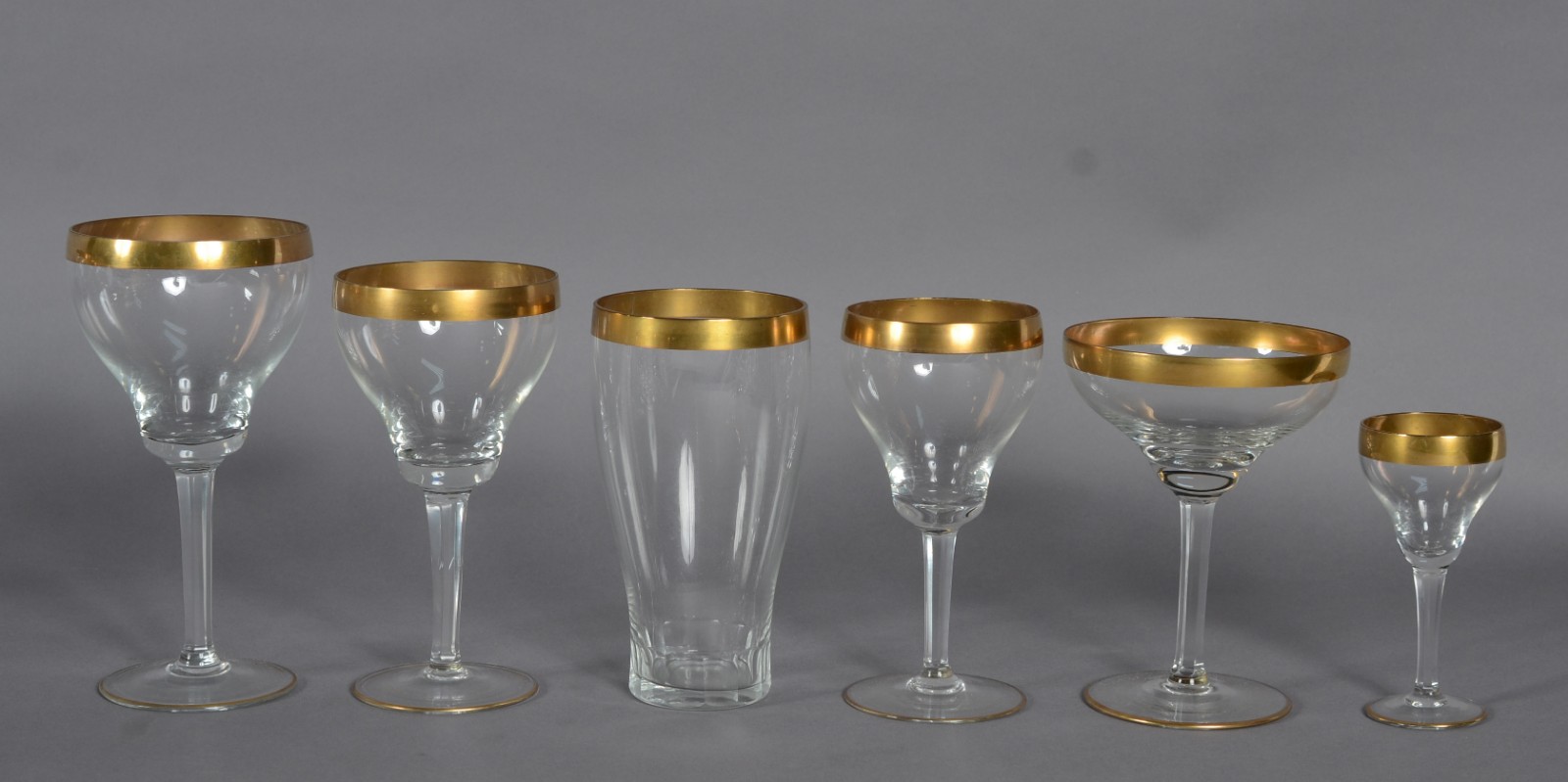 Serviço de cristal com borda dourada composto de: 10 taças para vinho... - foto 2 de 7