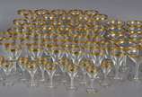 Serviço de cristal com borda dourada composto d... - Serviço de cristal com borda dourada composto de: 10 taças para vinho tinto, 10 taças para vinho branco, 12 para vinho do Porto, 11 para licor, ...