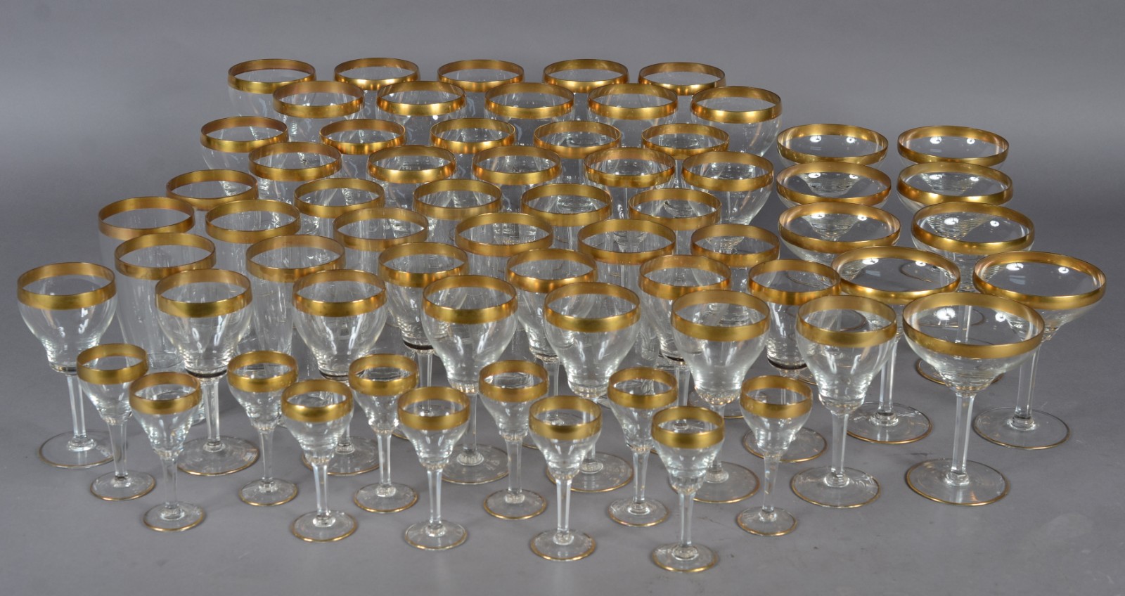 Serviço de cristal com borda dourada composto de: 10 taças para vinho... - foto 3 de 7
