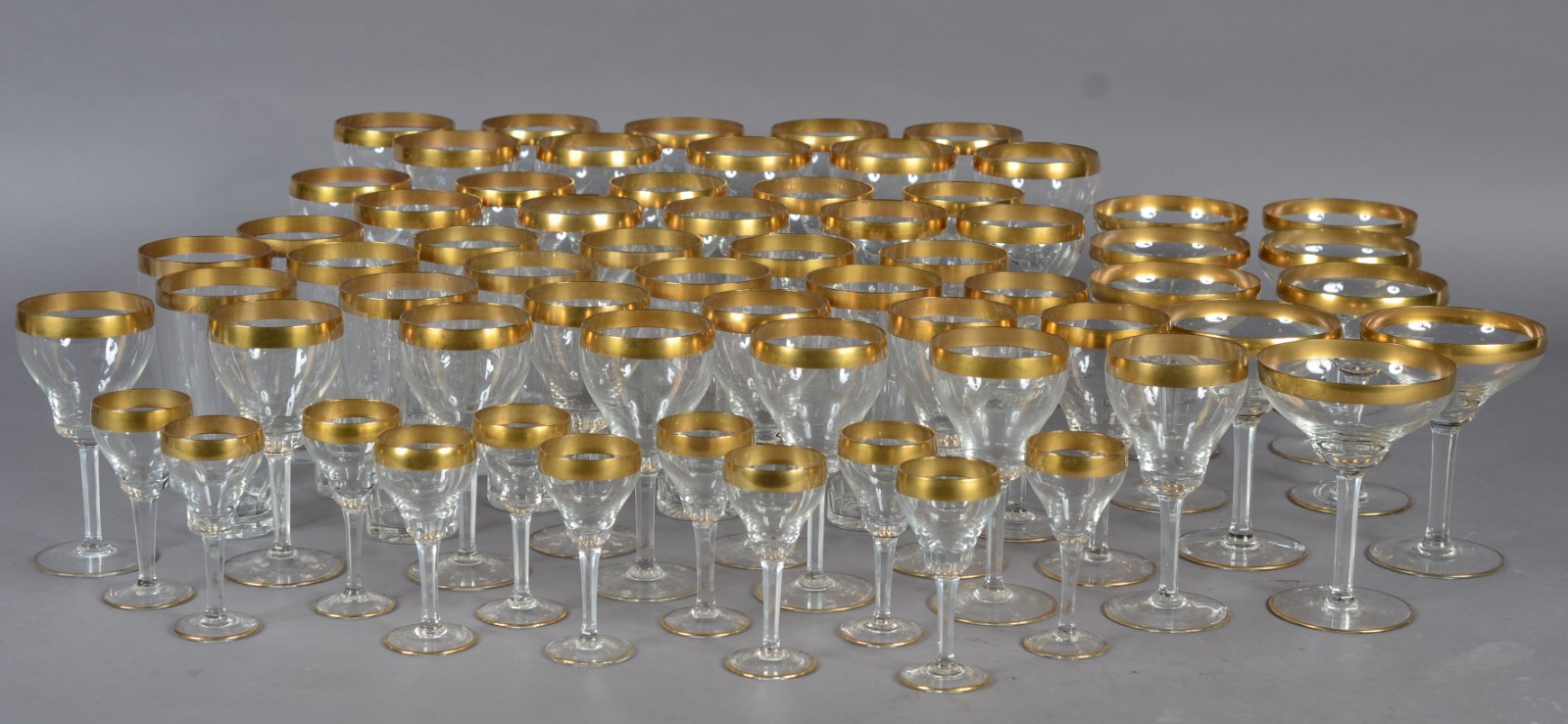 Serviço de cristal com borda dourada composto de: 10 taças para vinho... - foto 4 de 7