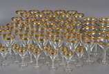 Serviço de cristal com borda dourada composto d... - Serviço de cristal com borda dourada composto de: 10 taças para vinho tinto, 10 taças para vinho branco, 12 para vinho do Porto, 11 para licor, ...