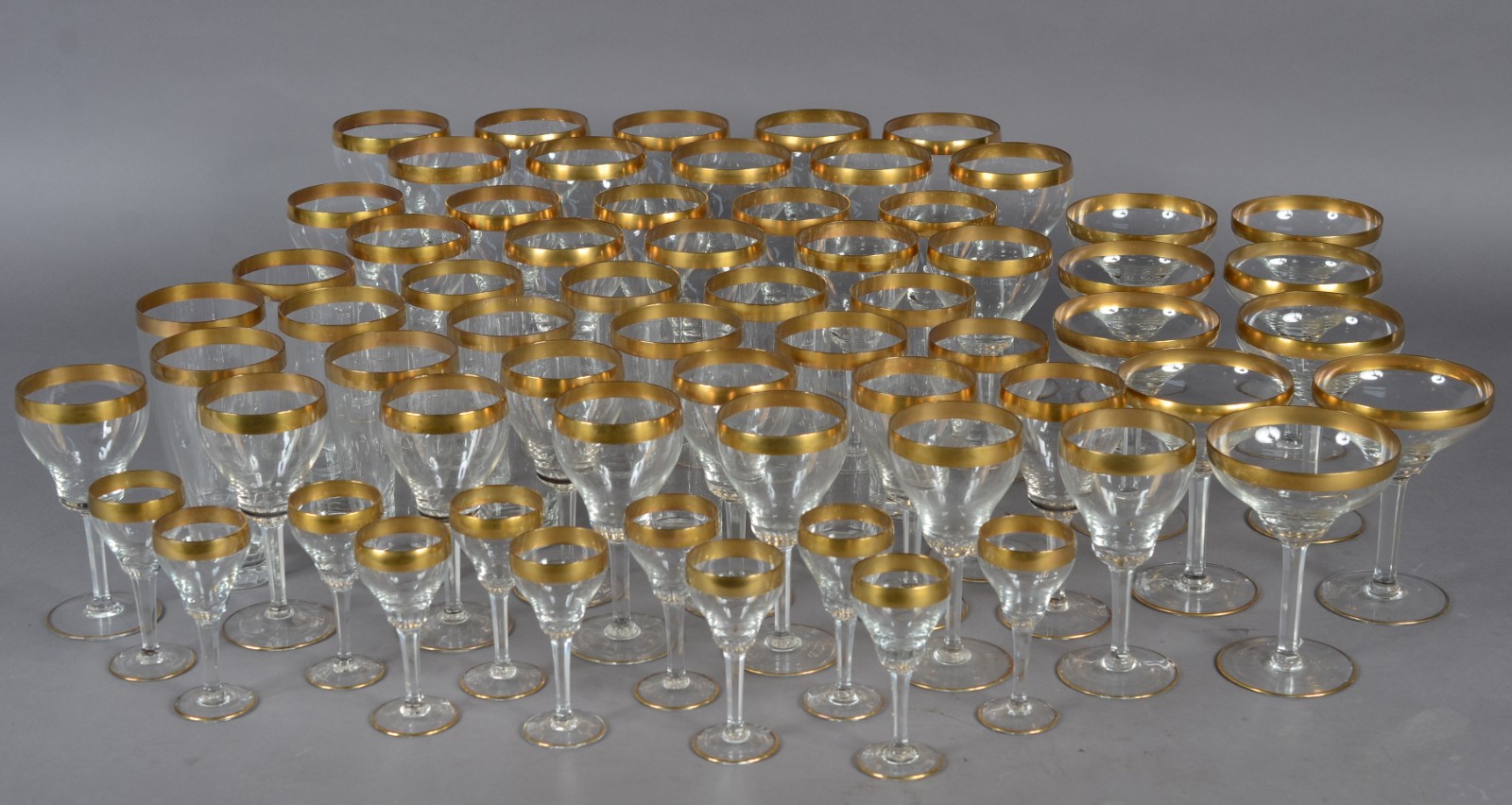 Serviço de cristal com borda dourada composto de: 10 taças para vinho... - foto 5 de 7