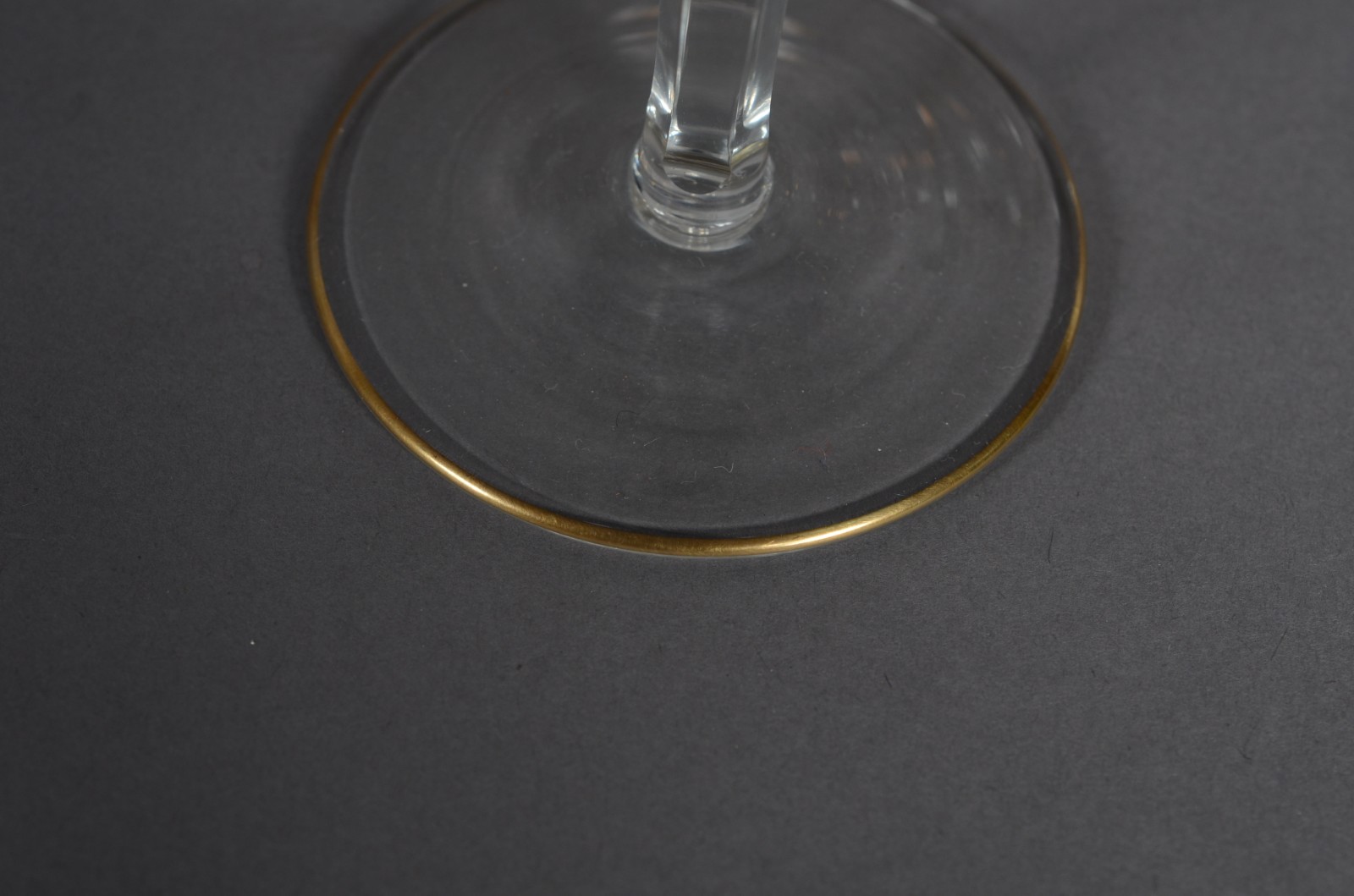 Serviço de cristal com borda dourada composto de: 10 taças para vinho... - foto 6 de 7