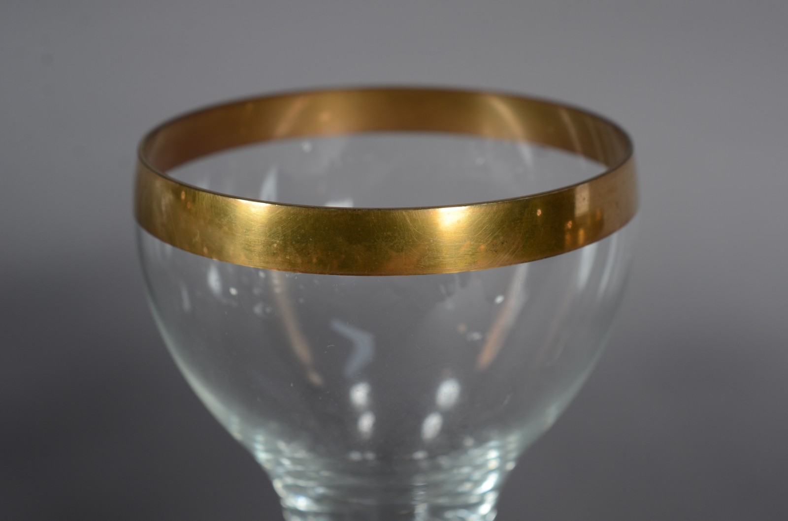 Serviço de cristal com borda dourada composto de: 10 taças para vinho... - foto 7 de 7