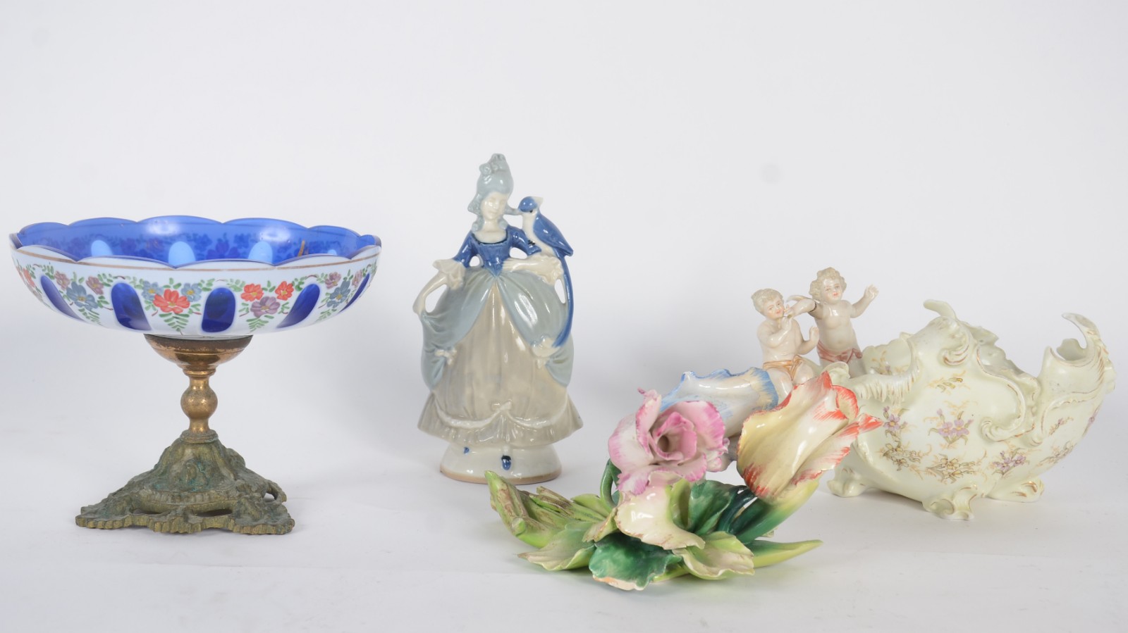Quatro peças diversas, sendo: 3 porcelana e pequena fruteira de... - foto 1 de 11