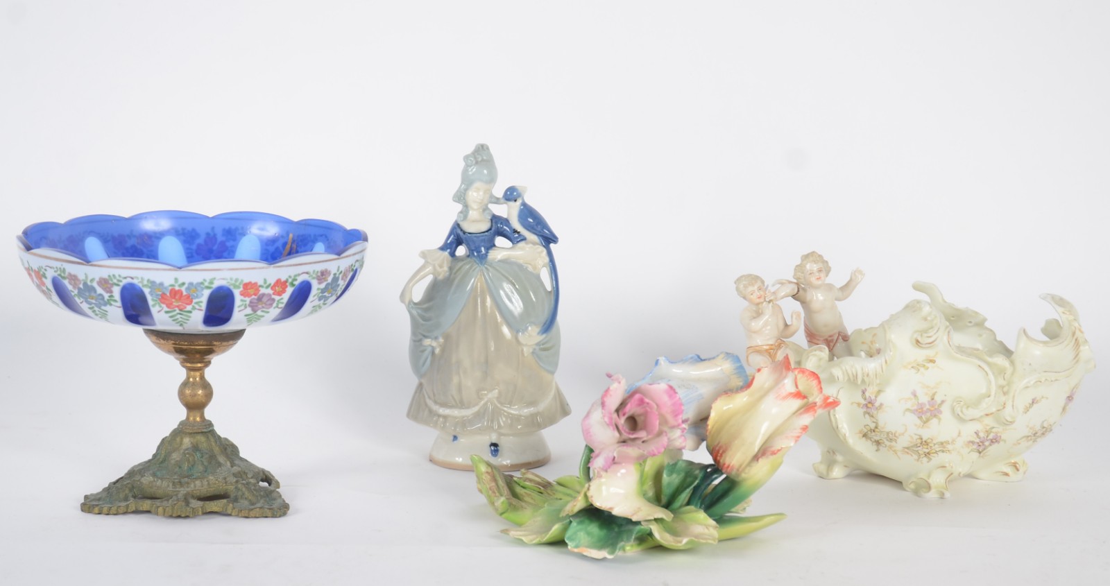Quatro peças diversas, sendo: 3 porcelana e pequena fruteira de... - foto 2 de 11