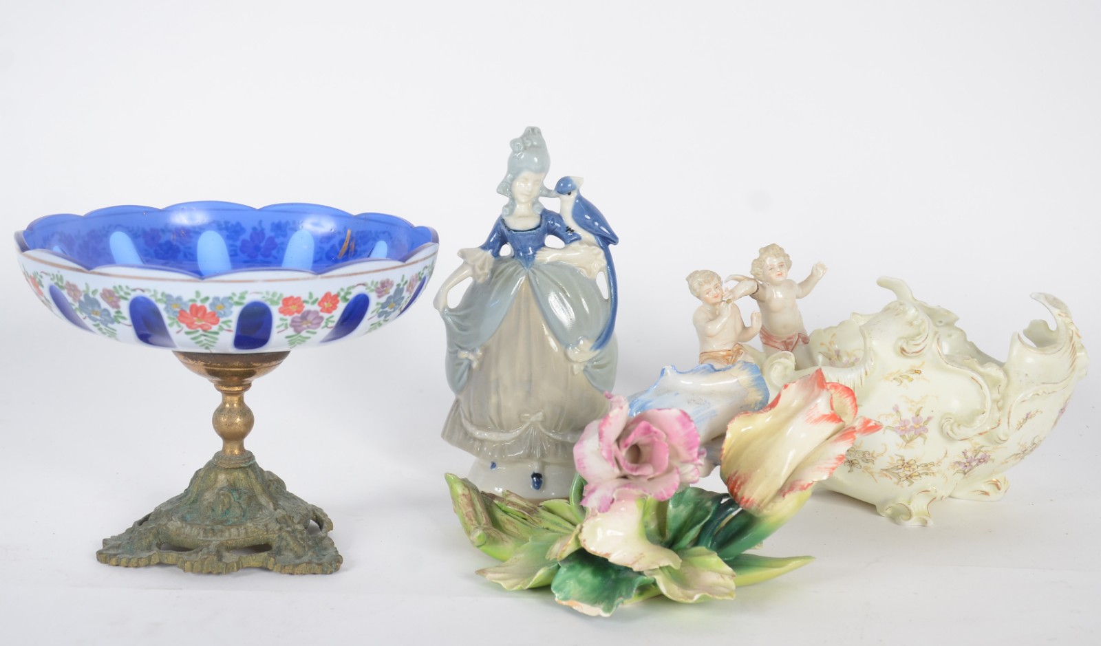 Quatro peças diversas, sendo: 3 porcelana e pequena fruteira de... - foto 3 de 11