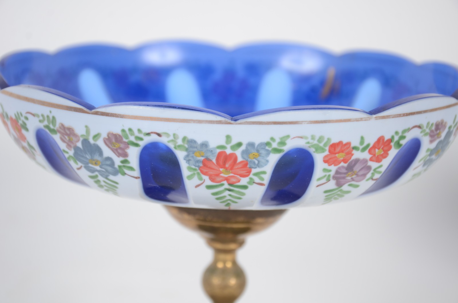 Quatro peças diversas, sendo: 3 porcelana e pequena fruteira de... - foto 4 de 11