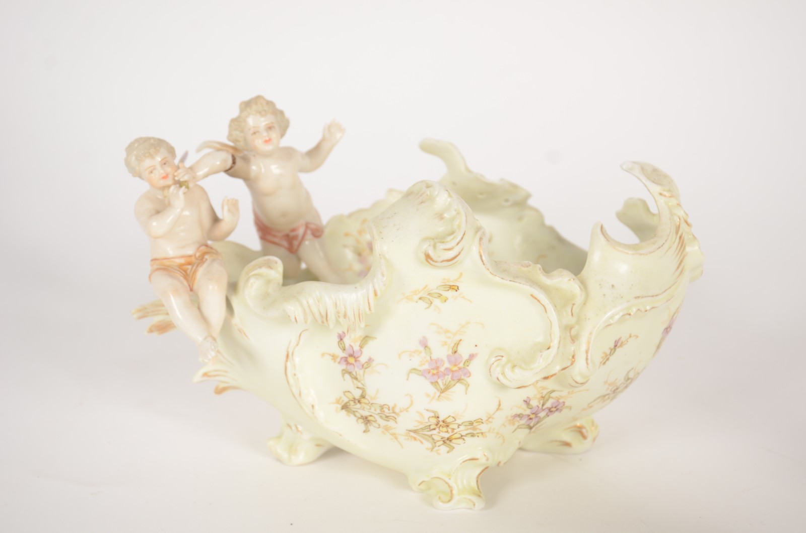Quatro peças diversas, sendo: 3 porcelana e pequena fruteira de... - foto 8 de 11
