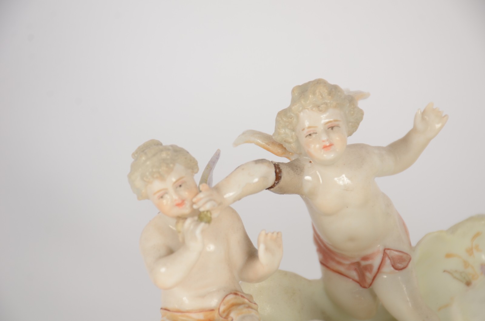 Quatro peças diversas, sendo: 3 porcelana e pequena fruteira de... - foto 9 de 11