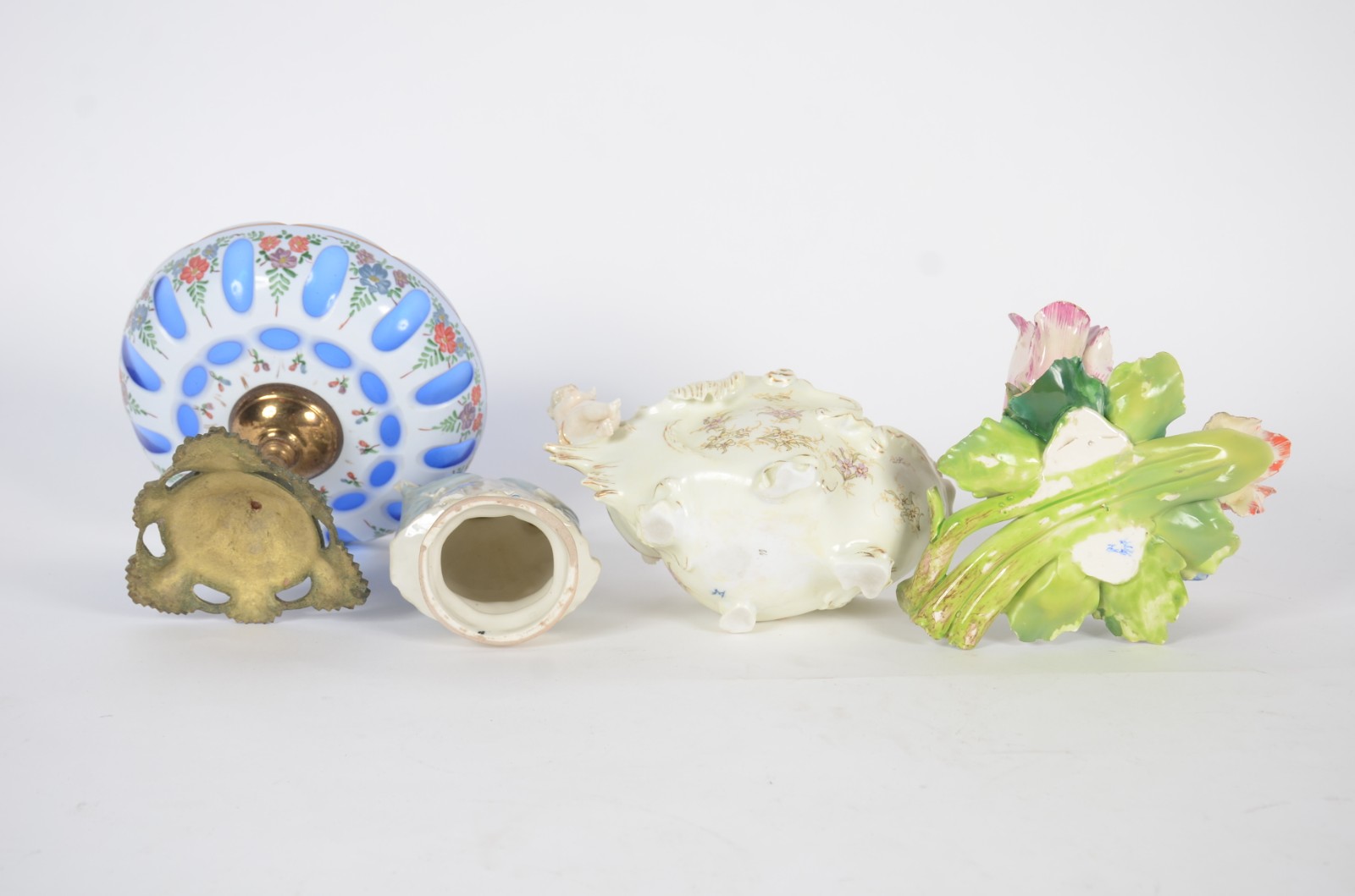 Quatro peças diversas, sendo: 3 porcelana e pequena fruteira de... - foto 10 de 11