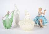 Quatro estatuetas de porcelana, diversas proced... - Quatro estatuetas de porcelana, diversas procedências, representando figuras femininas.