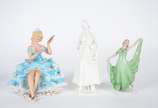 Quatro estatuetas de porcelana, diversas proced... - Quatro estatuetas de porcelana, diversas procedências, representando figuras femininas.