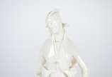 Quatro estatuetas de porcelana, diversas proced... - Quatro estatuetas de porcelana, diversas procedências, representando figuras femininas.