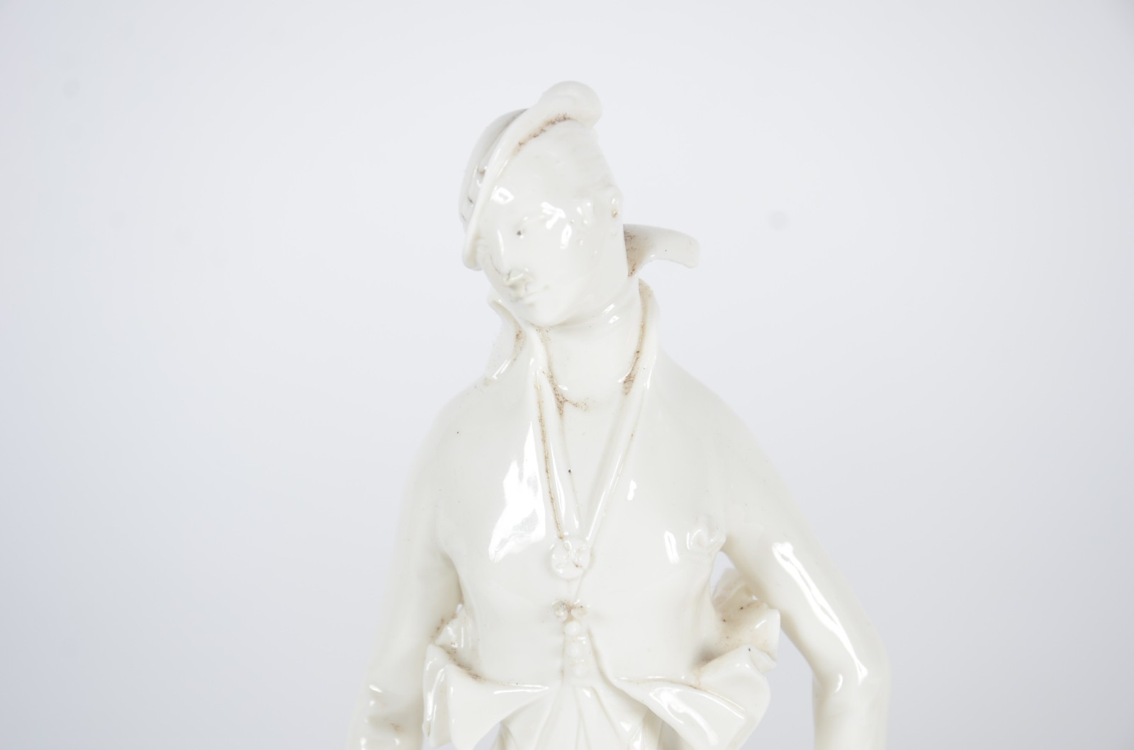 Quatro estatuetas de porcelana, diversas procedências, representando... - foto 4 de 11
