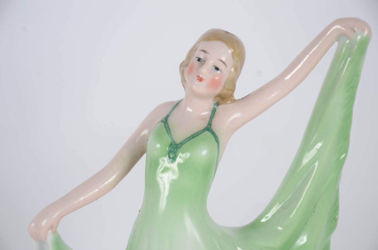 Quatro estatuetas de porcelana, diversas procedências, representando... - foto 5 de 11